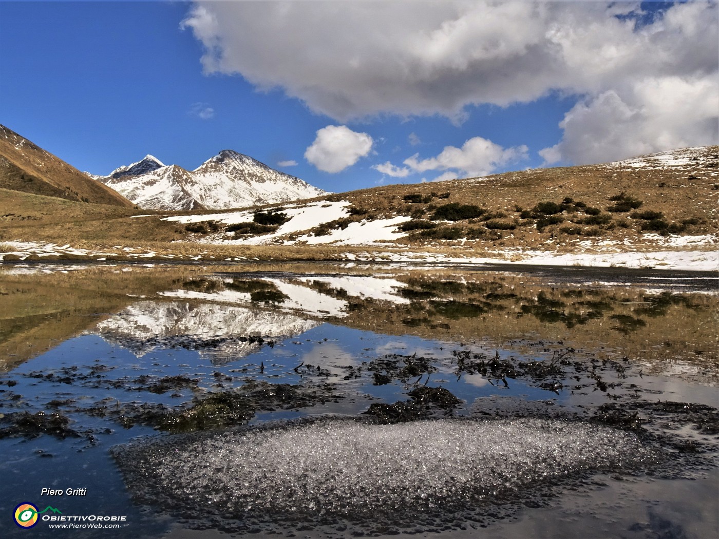 60 Ecco un bel laghetto in avanzato disgelo con pascoli che stanno rinverdendo cosparsi di Crocus vernus .JPG